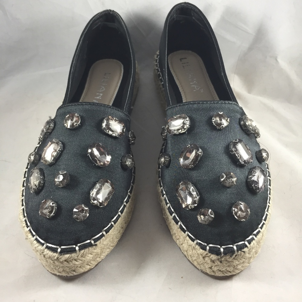 Amuse your kinfolk at holidays with these shoes
